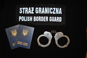 Kolejne zatrzymania kurierów dwa paszporty ukraińskie leżą obok kajdanek