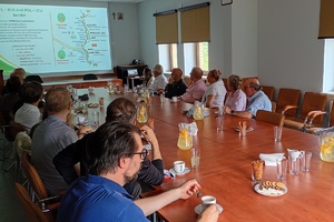 Wizyta przedstawicieli Ośrodka Studiów Wschodnich w POSG grupa osób obserwuje prezentację