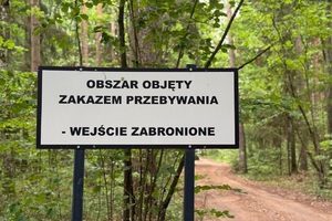 Zignorowany zakaz przebywania w strefie buforowej znak informacyjny o strefie buforowej na granicy