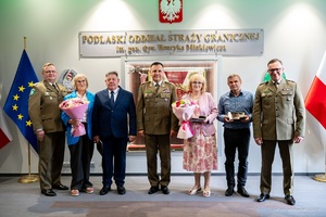 Odeszli na zasłużoną emeryturę komendanci pozują do zdjęcia z pracownikami