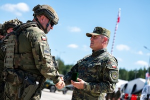 Przekazanie dowodzenia w operacji wojskowej "Bezpieczne Podlasie" generał wręcza odznaczenie