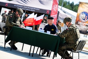 Przekazanie dowodzenia w operacji wojskowej "Bezpieczne Podlasie" podpisanie dokumentów przez dowódców wojskowych