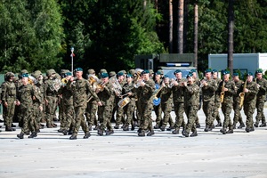 Przekazanie dowodzenia w operacji wojskowej "Bezpieczne Podlasie" orkiestra wojskowa defiluje