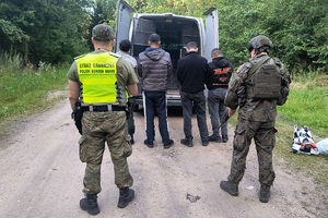 Weekendowe zdarzenia na granicy polsko-litewskiej funkcjonariusz straży granicznej z żołnierzem zatrzymali nielegalnych migrantów