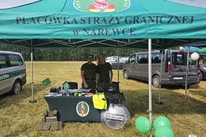 Lato z funkcjonariuszami Straży Granicznej funkcjonariusze na stoisku promocyjnym