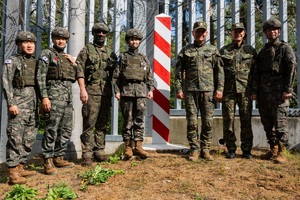 Koreańska delegacja na granicy polsko-białoruskiej mundurowi pozują do zdjęcia przy granicy