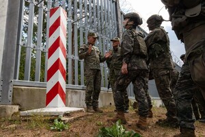 Koreańska delegacja na granicy polsko-białoruskiej mundurowi rozmawiają przy znaku granicznym