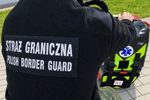 Funkcjonariusze udzielili pomocy pogryzionemu chłopcu funkcjonariusz z plecakiem medycznym