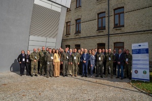 Konferencja w ramach Programu Interreg Litwa-Polska 2021-2027 duża grupa osób pozuje do zdjęcia