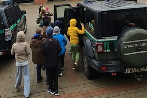 O bezpieczeństwie z funkcjonariuszami Straży Granicznej pokaz auta służbowego straży granicznej na parkingu przed placówką