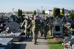 Straż Graniczna pamięta o bohaterach kompania honorowa maszeruje po cmentarzu
