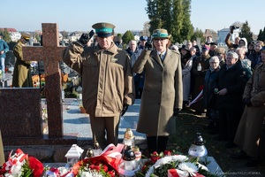 Straż Graniczna pamięta o bohaterach funkcjonariusze sg oddają honory