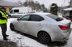 Kierowca Lexusa posługiwał się sfałszowanym paszportem 