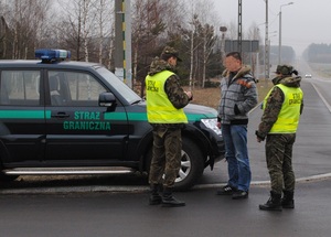Funkcjonariusze SG podczas kontroli 