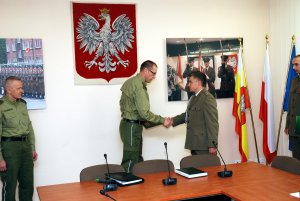 Wręczenie nagrody funkcjonariuszowi za wzorową postawę 