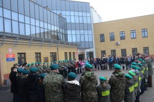 Uczestnicy spotkania przed Placowką SG w Kuźnicy