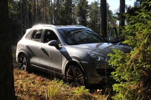 Zatrzymane w lesie Porsche Cayenne 