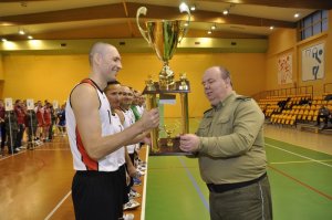 Wręczenie pucharu i medali zwycięzcom 