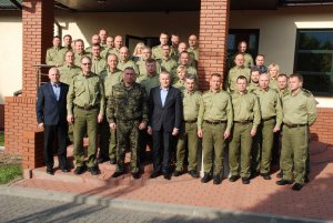 Wspólne zdjęcie kadry kierowniczej i zaproszonych gości 