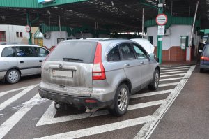 Samochód marki Honda na przejściu granicznym w Bobrownikach 