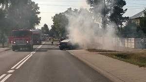 Udział funkcjonariuszy w gaszeniu płonącego auta 